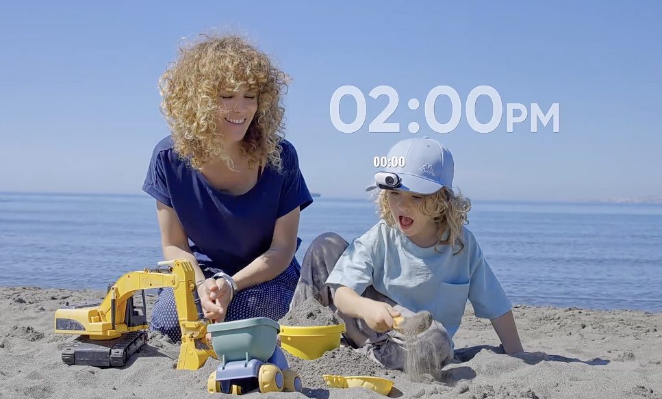 Insta360 GO3S 小型カメラを子供の帽子につけて撮影する様子