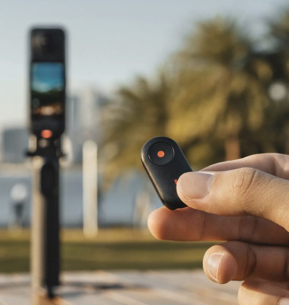 Insta360折りたたみ式内蔵三脚付き自撮り棒　リモコン＆スイッチ画像