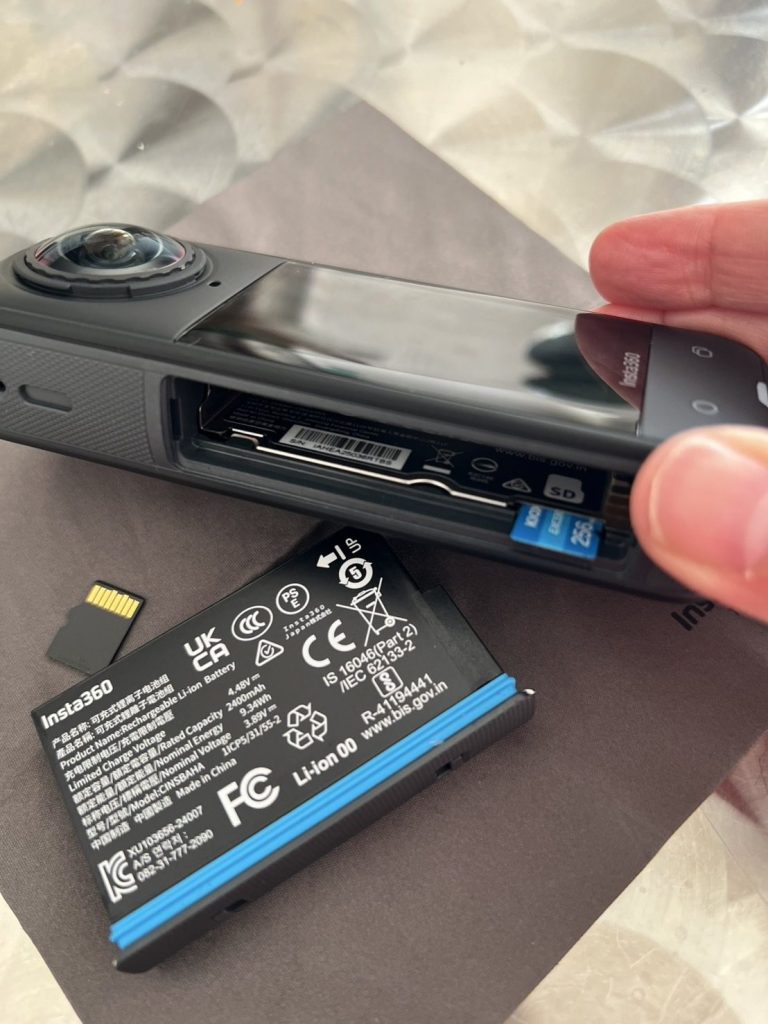 X5 SDカードの入れ方を説明する画像