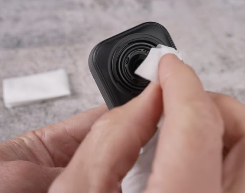 X5レンズ交換、壊れたレンズを取って中の表面をぬれたふきんでキレイに拭き取る画像