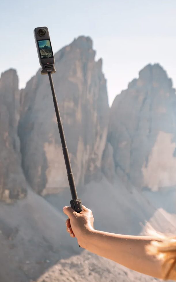 Insta360折りたたみ式内蔵三脚付き自撮り棒の棒を伸ばした画像