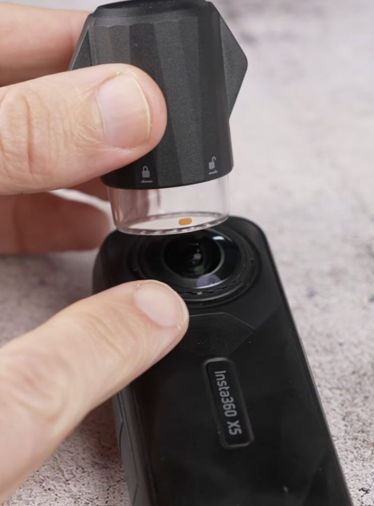 Insta360 X5 レンズグリップツールを6時のところに合わせる画像