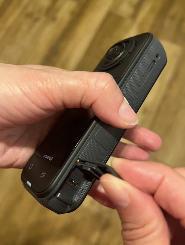 Insta360 X5USBカバーを押し入れる画像