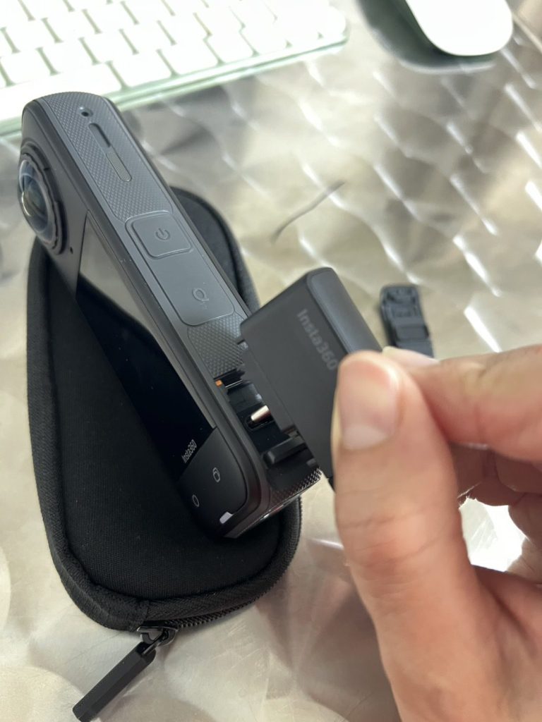 Insta360 X5の充電部分USBカバーにクイックリーダーを取り付ける画像