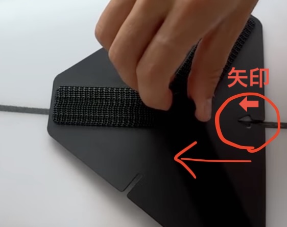 粘着ベース
⬅︎ 矢印 を確認！まっすぐサーフボードにつける画像