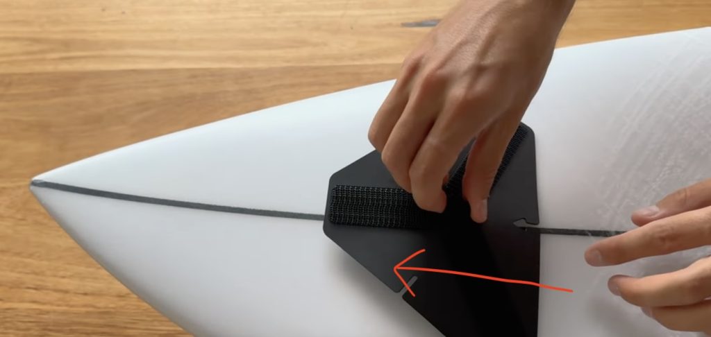 粘着ベースの向き、三角形のトップを前にサーフボードに取り付ける画像