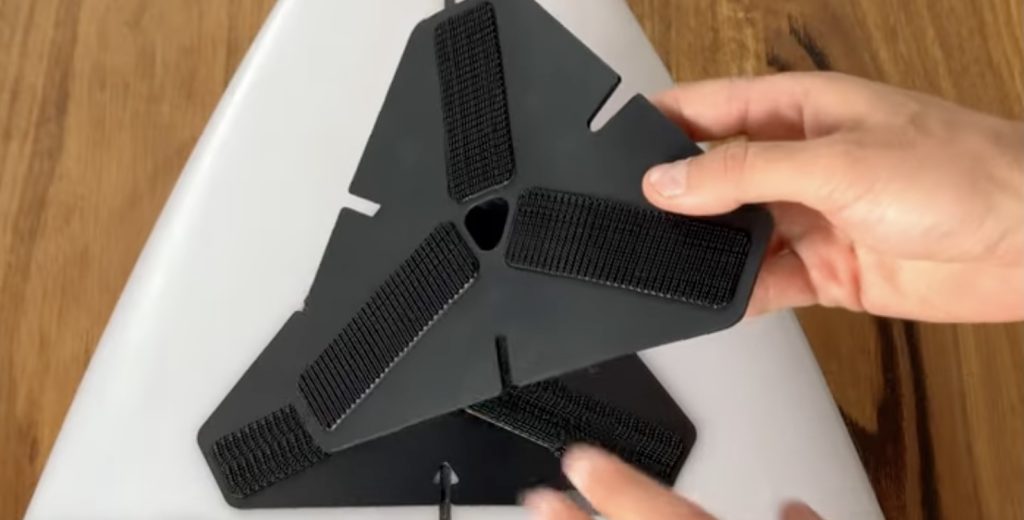 シリコンマウント(真ん中)を粘着ベースに取り付ける画像