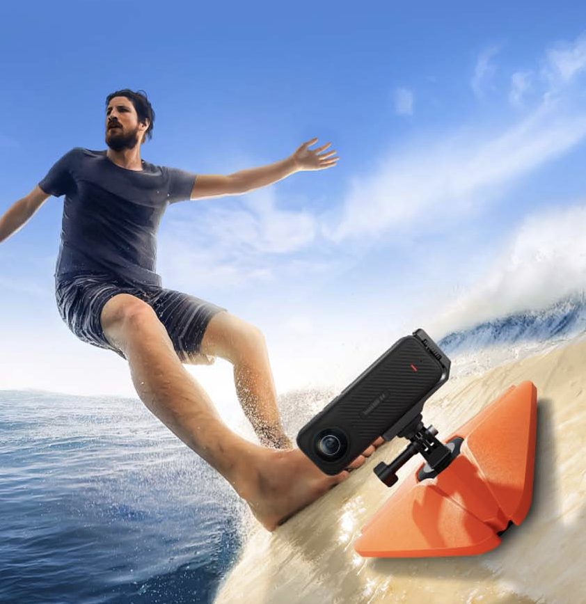Insta360 X5とフローティングサーフボードマウントで、男性サーファーがサーフィン撮影をする様子