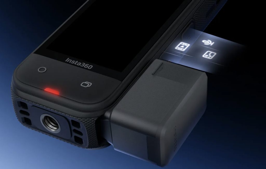 Insta360 X5クイックリーダーがX5にささった状態の画像