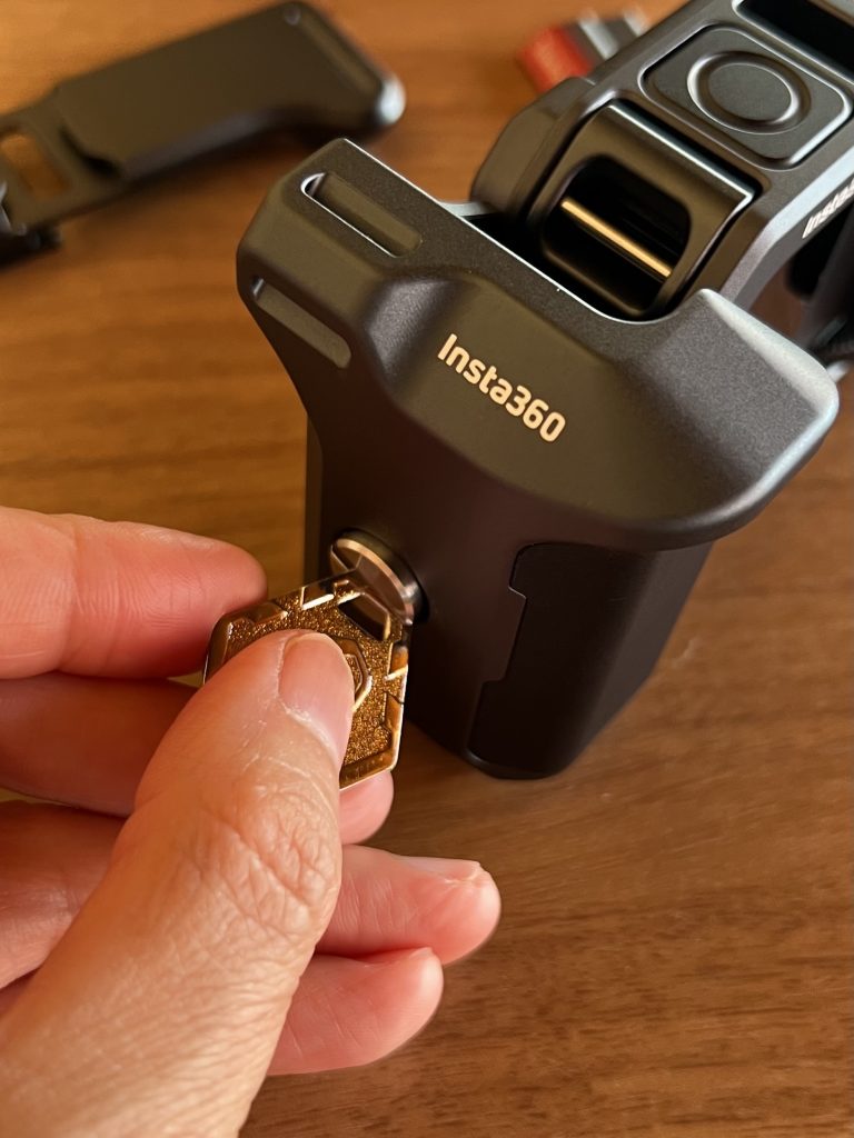 AcePro 2 ストリート撮影キットのグリップの底にある、マイナスドライバーでネジを閉める様子