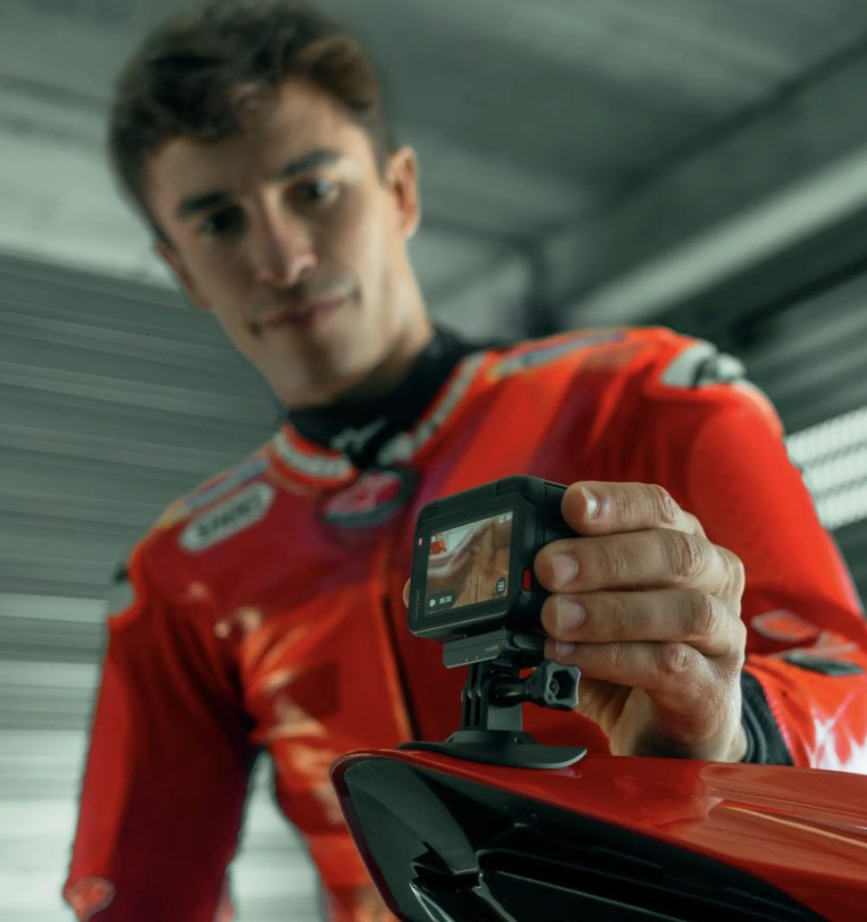 マルクマルケスと限定版AcePro2をバイクにつけてる様子の画像
