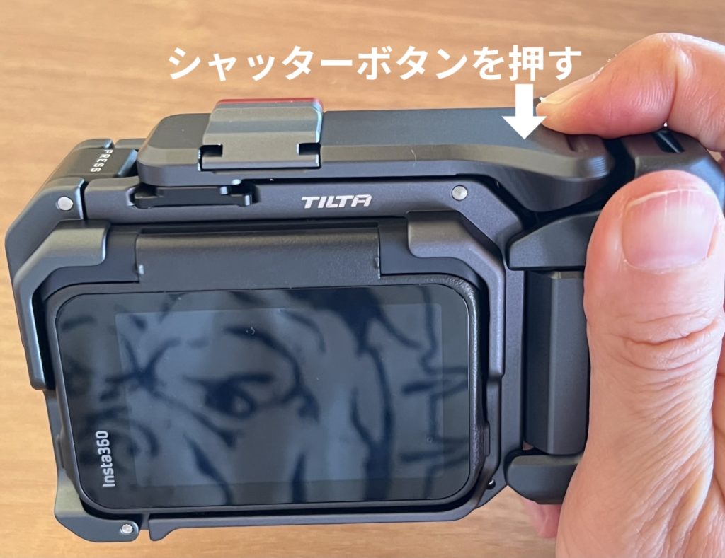 AcePro2ストリート撮影キットのコールドシューシャッターボタンを押す様子