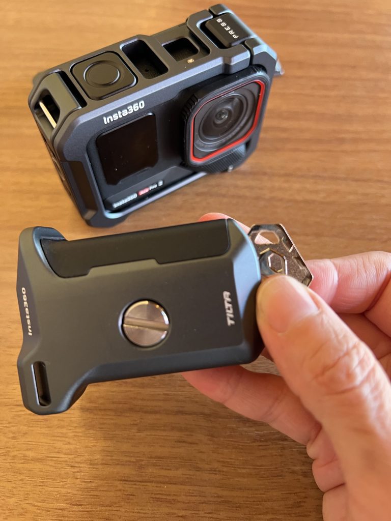 マイナスドライバーでネジを閉める様子