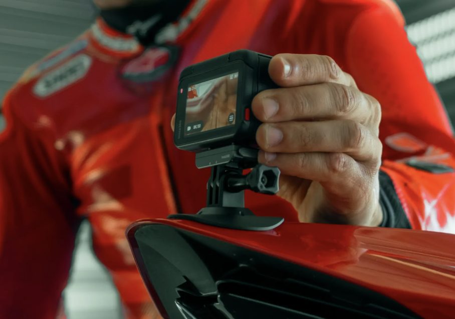 Insta360 フレキシブル粘着マウントとAcePro２をバイクにつける画像のアップ