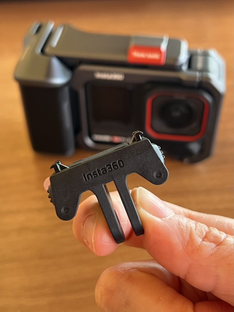 AcePro2 標準マウントを手に持ってサイズ感がわかる画像