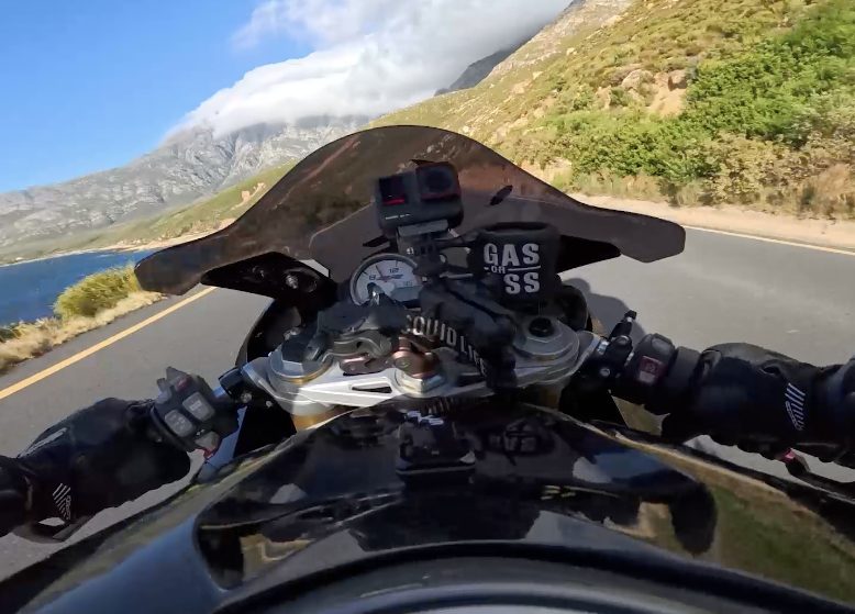 ヘルメット顎マウント、POV視点のバイク走行画像