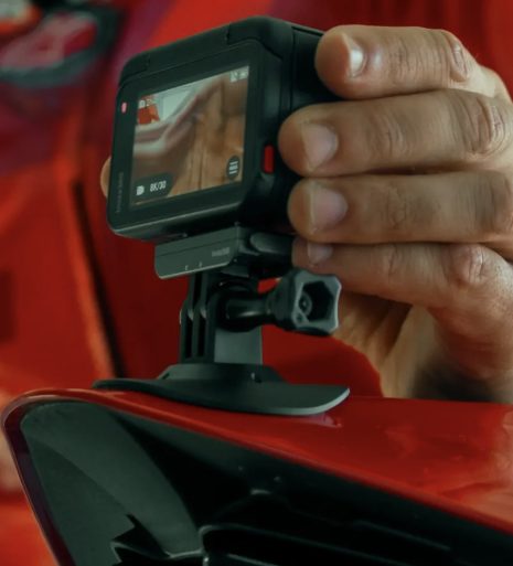 Insta360 フレキシブル粘着マウントとAcePro２をバイクにつける画像のアップ