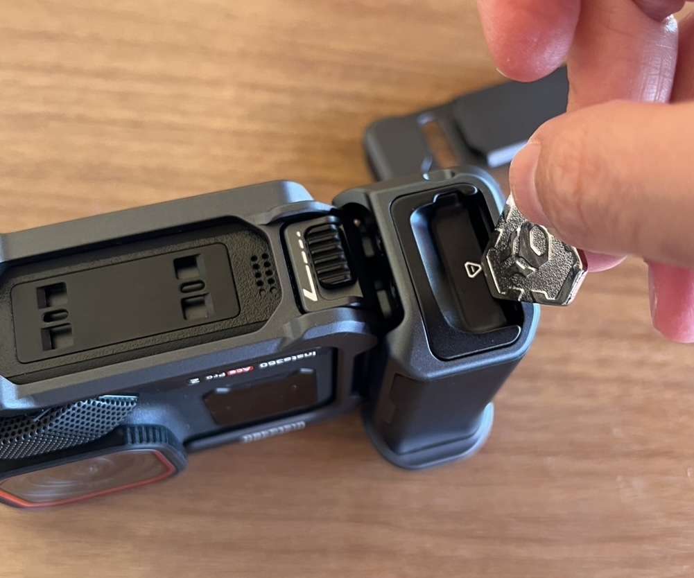 AcePro2 ストリート撮影グリップの底、マイナスドライバーを戻す様子