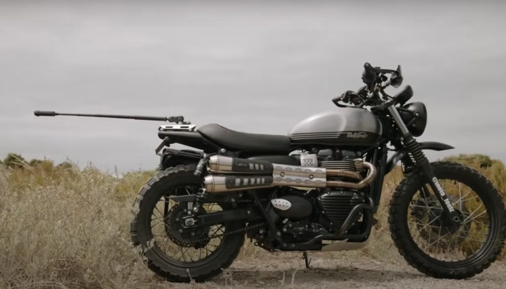 自撮り棒がバイクについている、バイクの画像　　