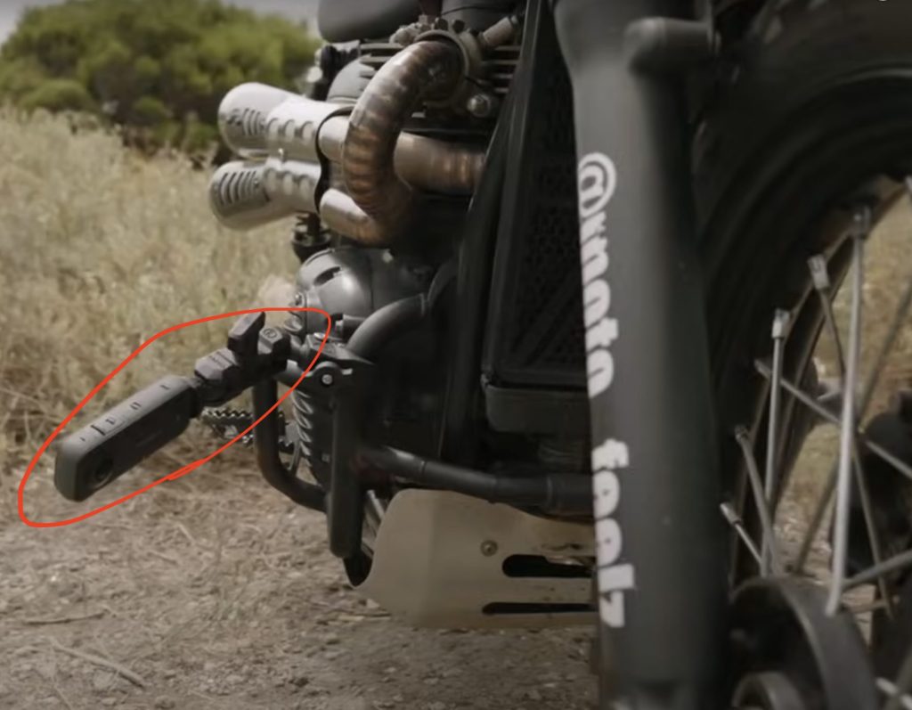 X5とヘビーデューティークランプをリアタイアあたりに取り付けている画像