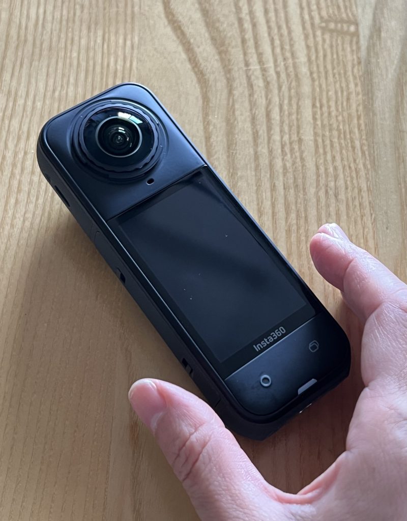 Insta360 X5をテーブルに置く様子