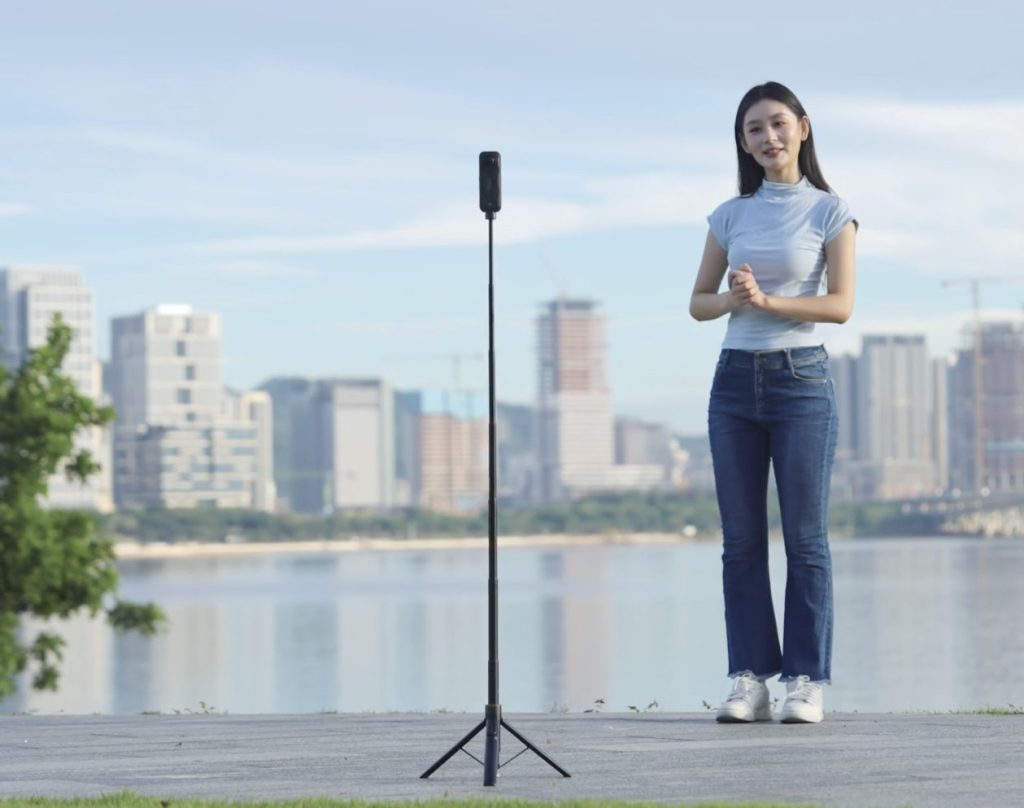 スローポッド内蔵自撮り棒人物と自撮り棒が三脚で立つ画像