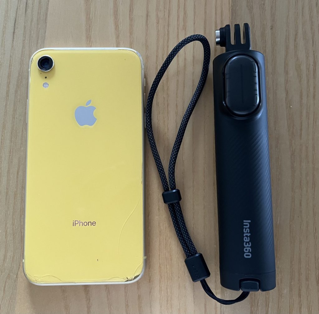 GO Ultra 三脚付きミニ自撮り棒とiPhoneを比べた画像