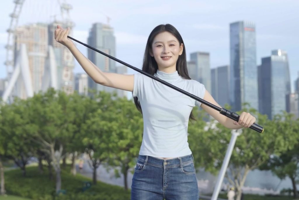 スローポッド内蔵自撮り棒人物が自撮り棒を伸ばす画像
