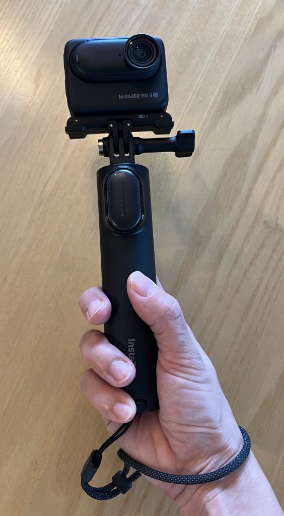 Insta360 Go Ultra 三脚付きミニ自撮り棒2.０を手に持つ画像