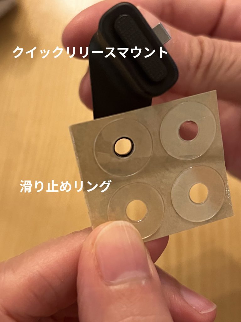 Insta360 GO Ultraに滑り止めリングを当てる様子
