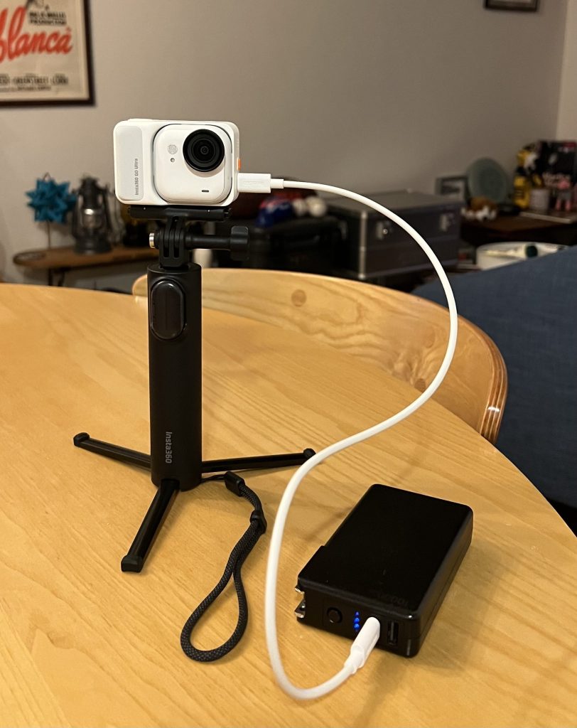 Isnta360 GO Ultra ポータブル充電器を繋ぎ、 充電しながら撮影様子