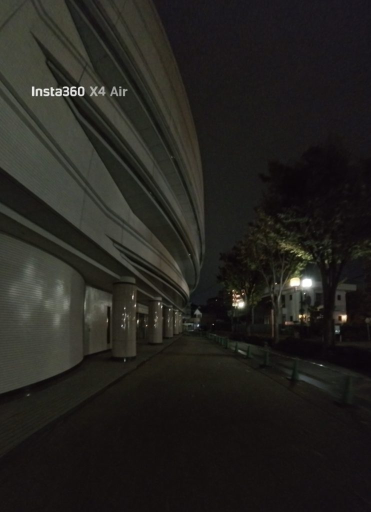 X4 Airの暗い場所で少し光がある場所の画像