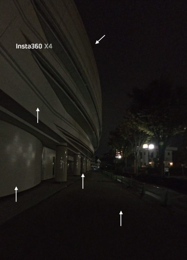 X4 の暗い場所で少し光がある場所の画像