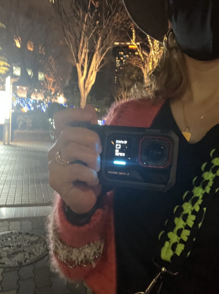 AcePro2を手に持つ様子