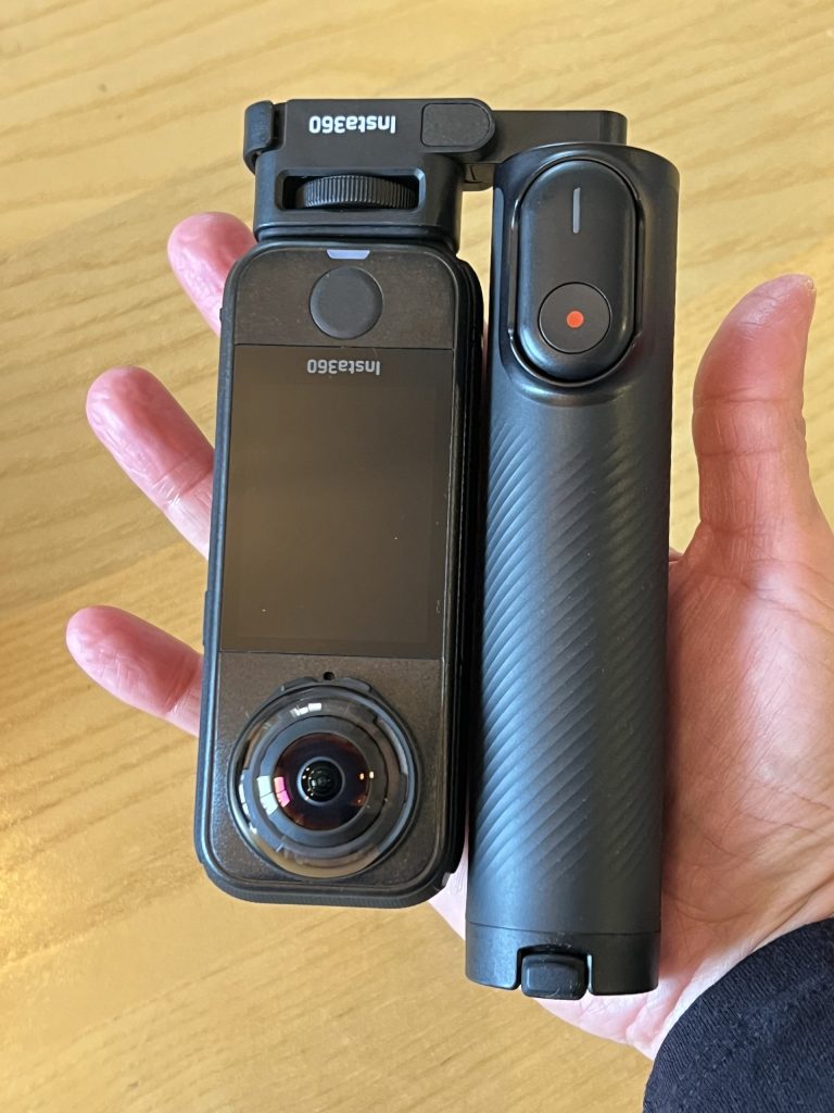 折りたたみ式内蔵三脚付き自撮り棒　手のひらにのせる画像