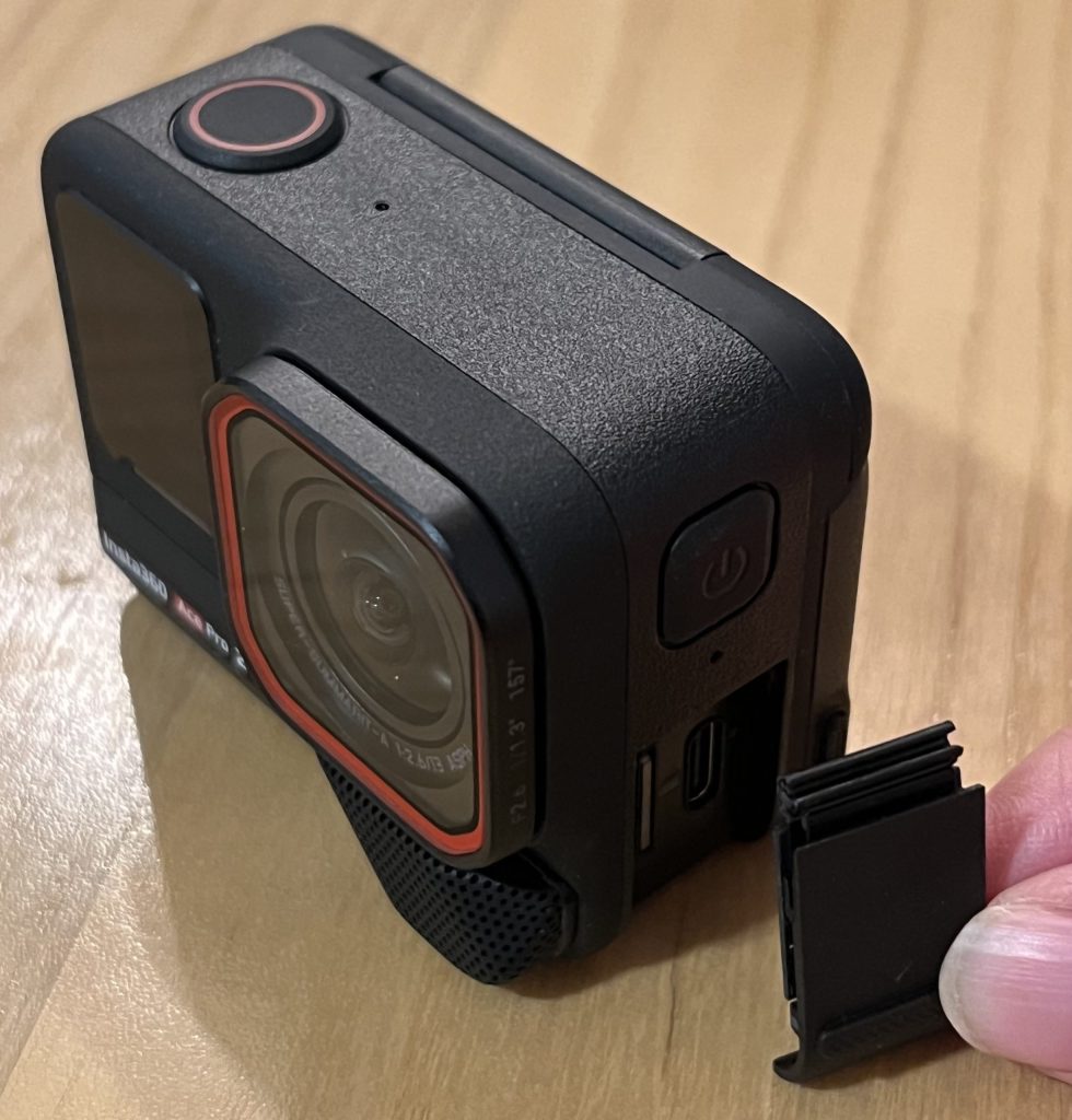 AcePro2の充電ポートを開いてふたをとる