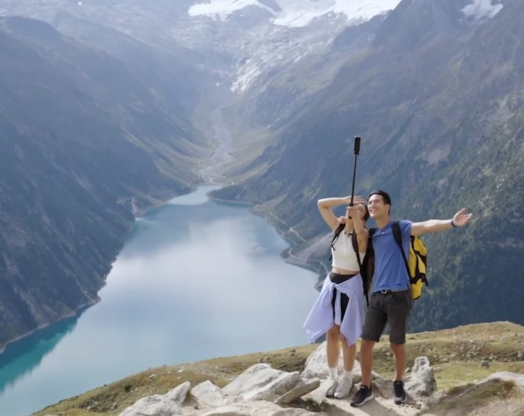 折りたたみ式内蔵三脚付き自撮り棒　自撮り棒伸ばした状態で山の景色を撮る