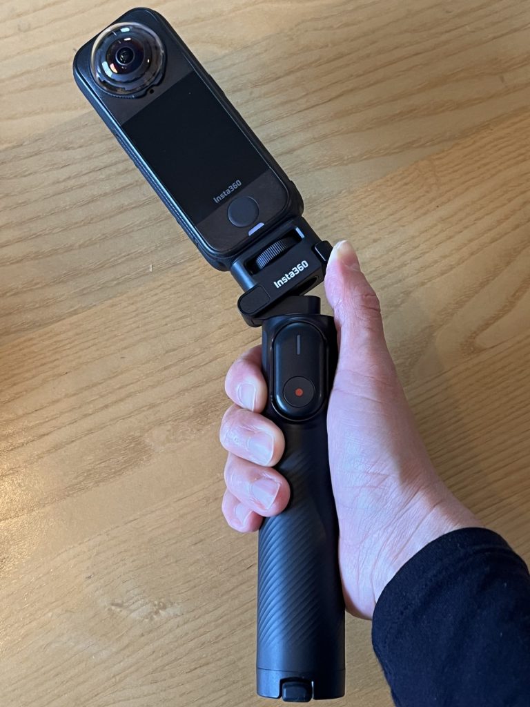 折りたたみ式内蔵三脚付き自撮り棒