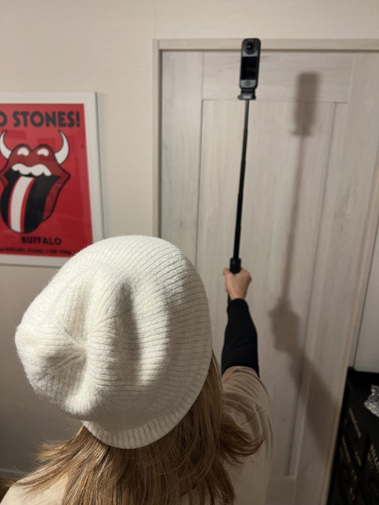 折りたたみ式内蔵三脚付き自撮り棒　自撮り棒伸ばした状態