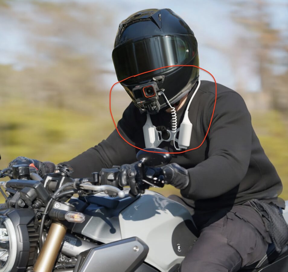 FOMOパワーネックマウントを首からぶら下げる バイクで活用