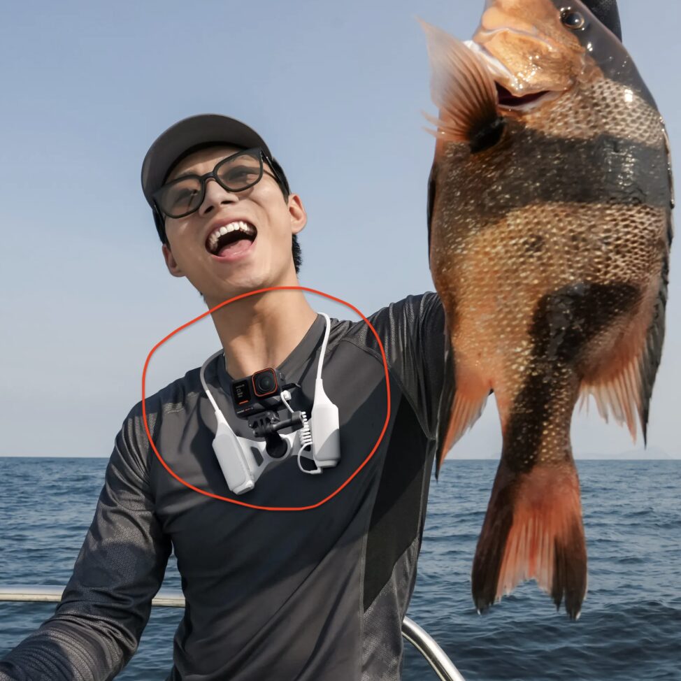FOMOパワーネックマウントを首からぶら下げる 釣りで活用