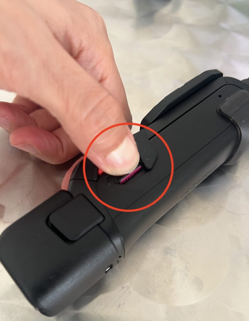 SDカード入れる場所、SDカードを入れたらカチッというまで推していれる