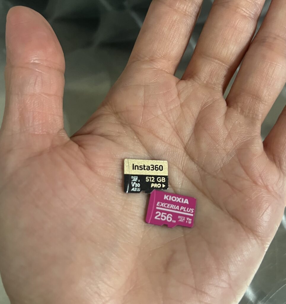 SDカードを手のひらに載せている画像　小ささがわかる